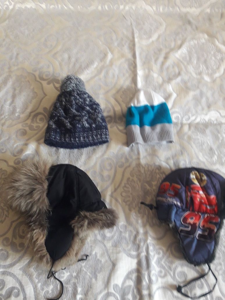 Продам детские зимние шапки