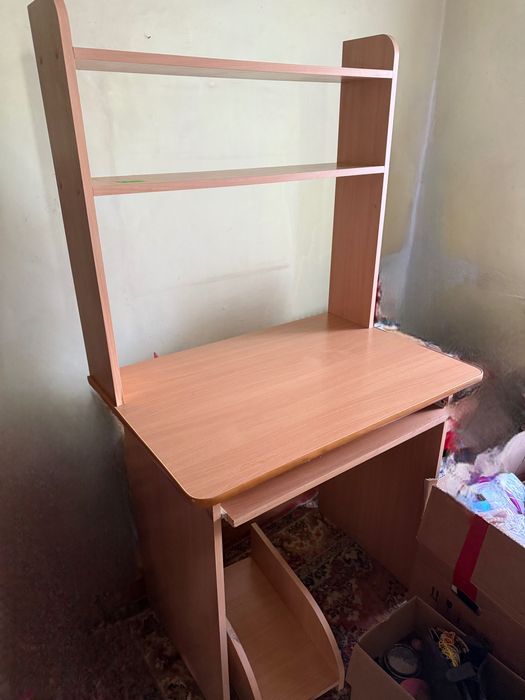 Продам ученический стол с полками