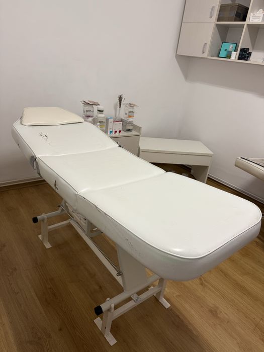 Vand paturi de cosmetica albe,măsuță,2 rafturi,dulap din lemn.