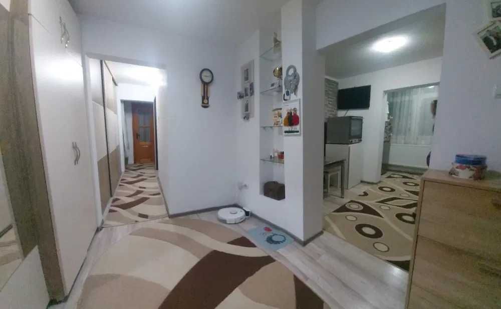 apartament cu 3 camere, zona Piata Mare, etaj 3