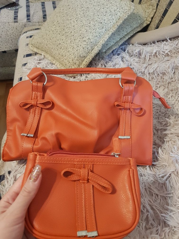 Нова дамска чанта с протмоненце към нея в оранжев цвят