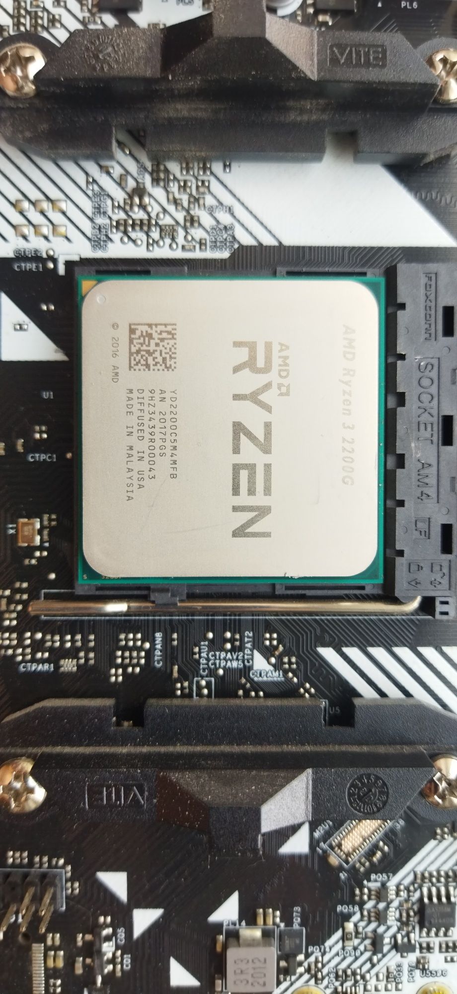 Процессор AMD Ryzen 3 2200g + материнская плата Asrock A320m-DVS R4.0