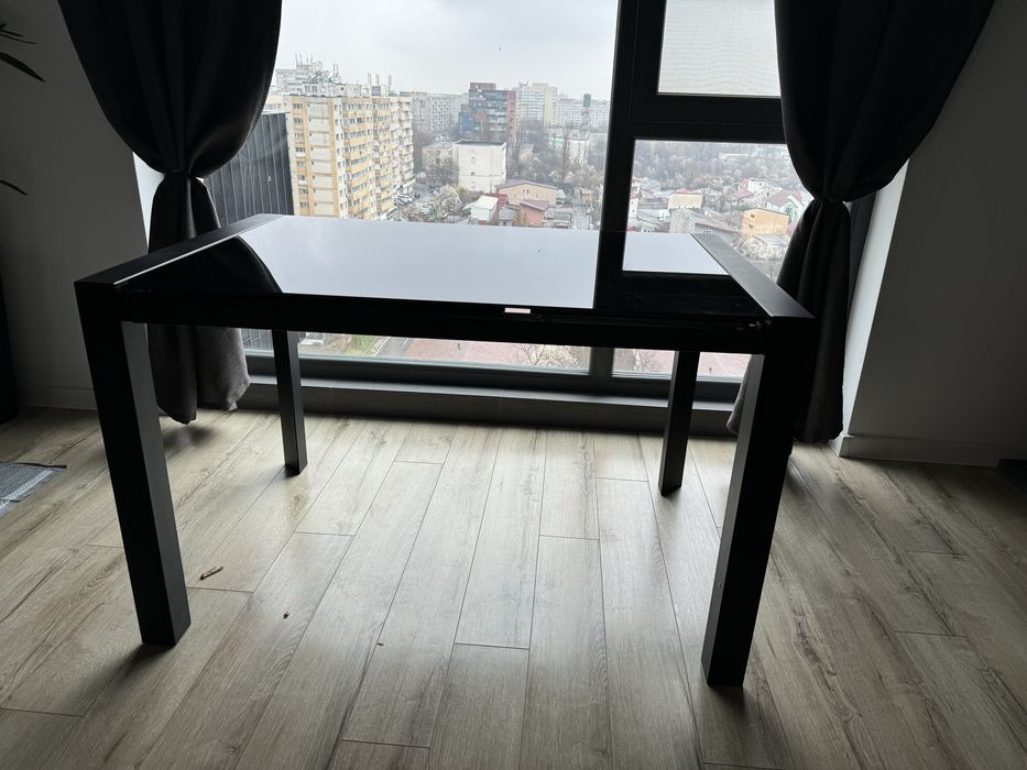 Masă extensibilă de design din sticlă și metal