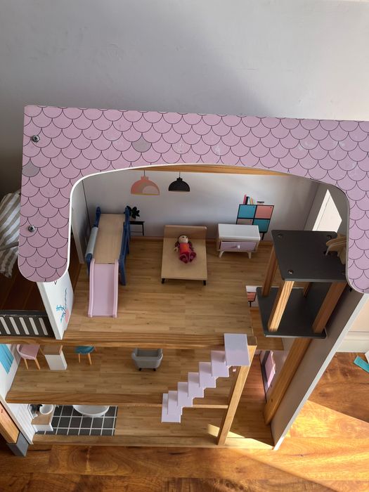 Дървена къща за кукли