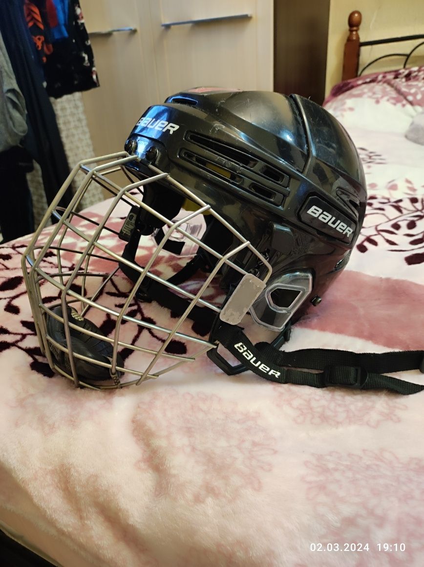 Хоккейные шлемы.