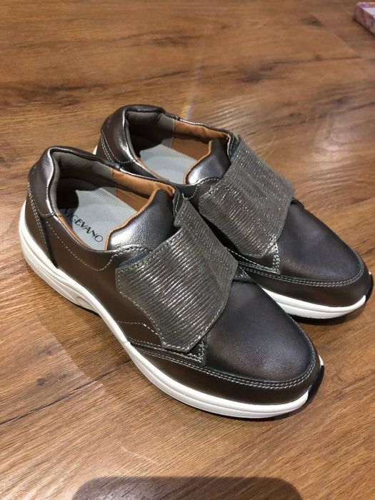 Oyoq kiyim ayollar uchun