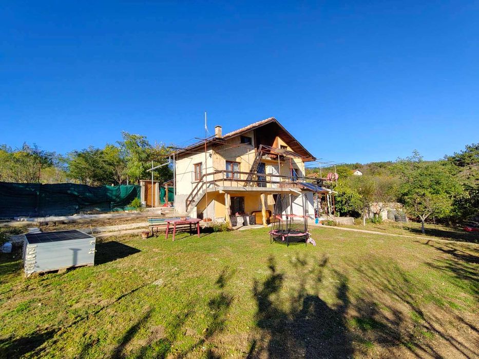 Продава вила в ж.к. Изток над блок 45, гр. Казанлък