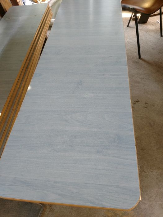 Masa solida cu șasiu metal