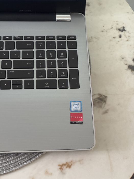 Laptop Hp G6 15.6” i5 8th, 16Gb Ram DDR 4, 256 SSD, 2Gb AMD Radeon.