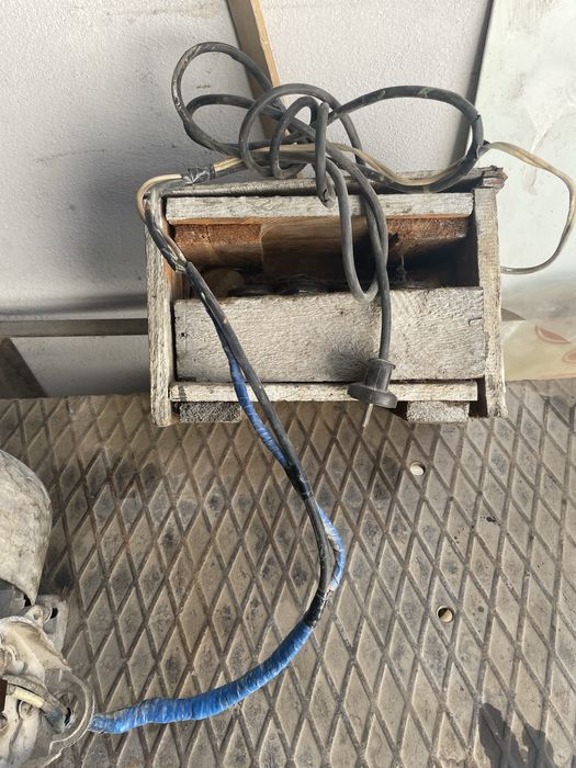 Продам верстак с тисками и точильным мотором