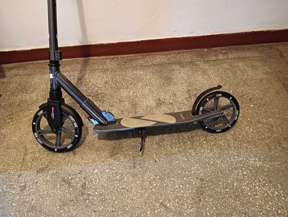 Trotinetă Story cu shock absorber din Suedia