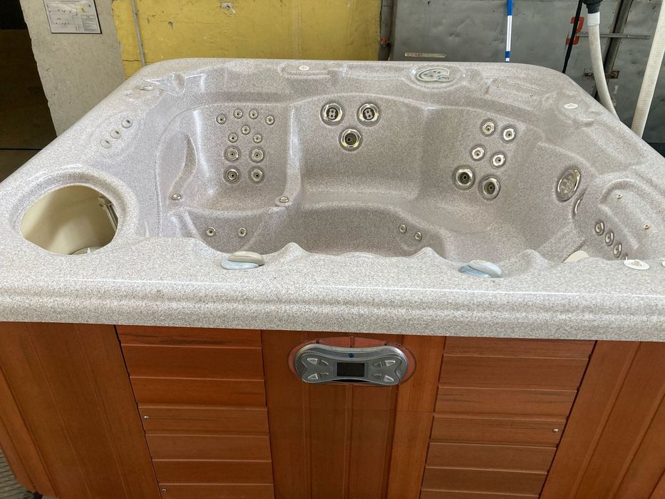 Голямо Мощно Джакузи в топ състояние, 3м гаранция и ново покривало