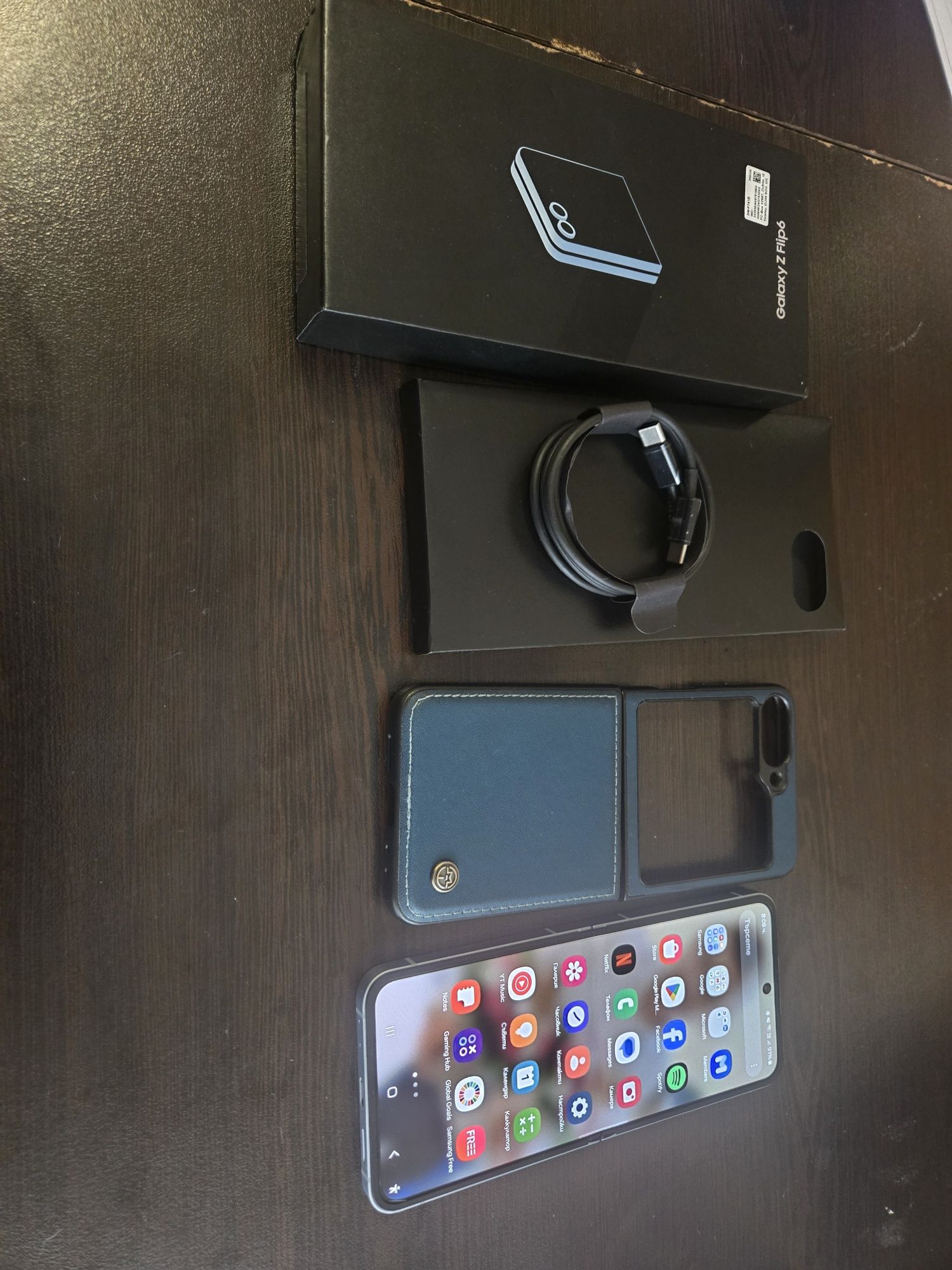 Продавам Samsung galaxy Z flip 6