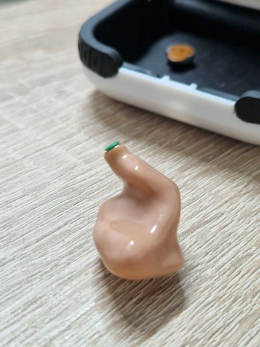 Aparat auditiv /Proteza auditiva CIC, în interiorul urechii. Stanga.