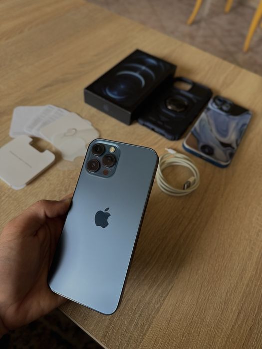 Iphone 12 Pro Max + 3 huse