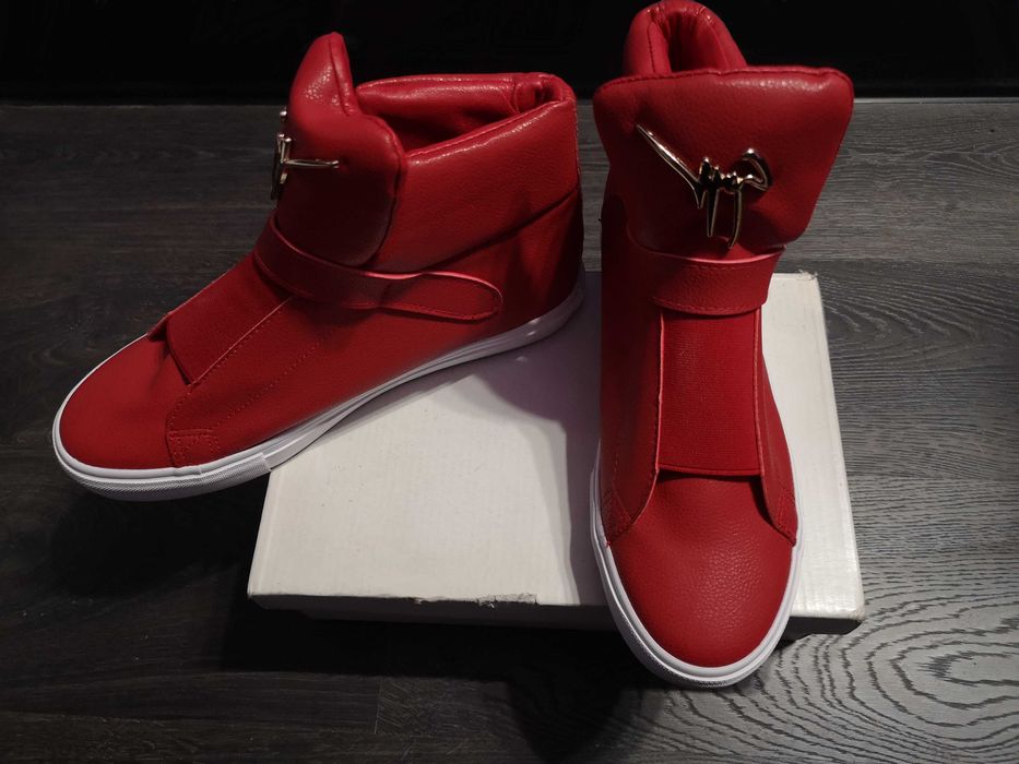 Ново. Червени маратонки на З., номер 40