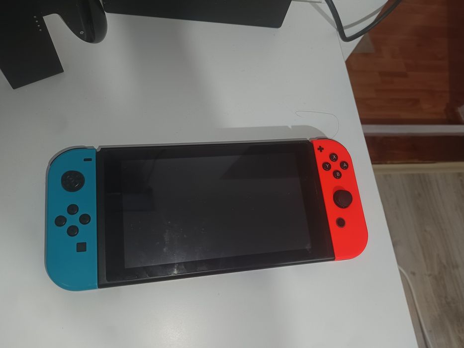 Nintendo Switch – în stare foarte bună, cu dock și accesori