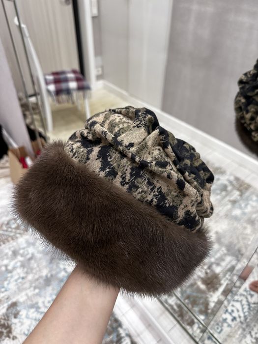 Шапка со вставкой из норки в комплекте с шарфом