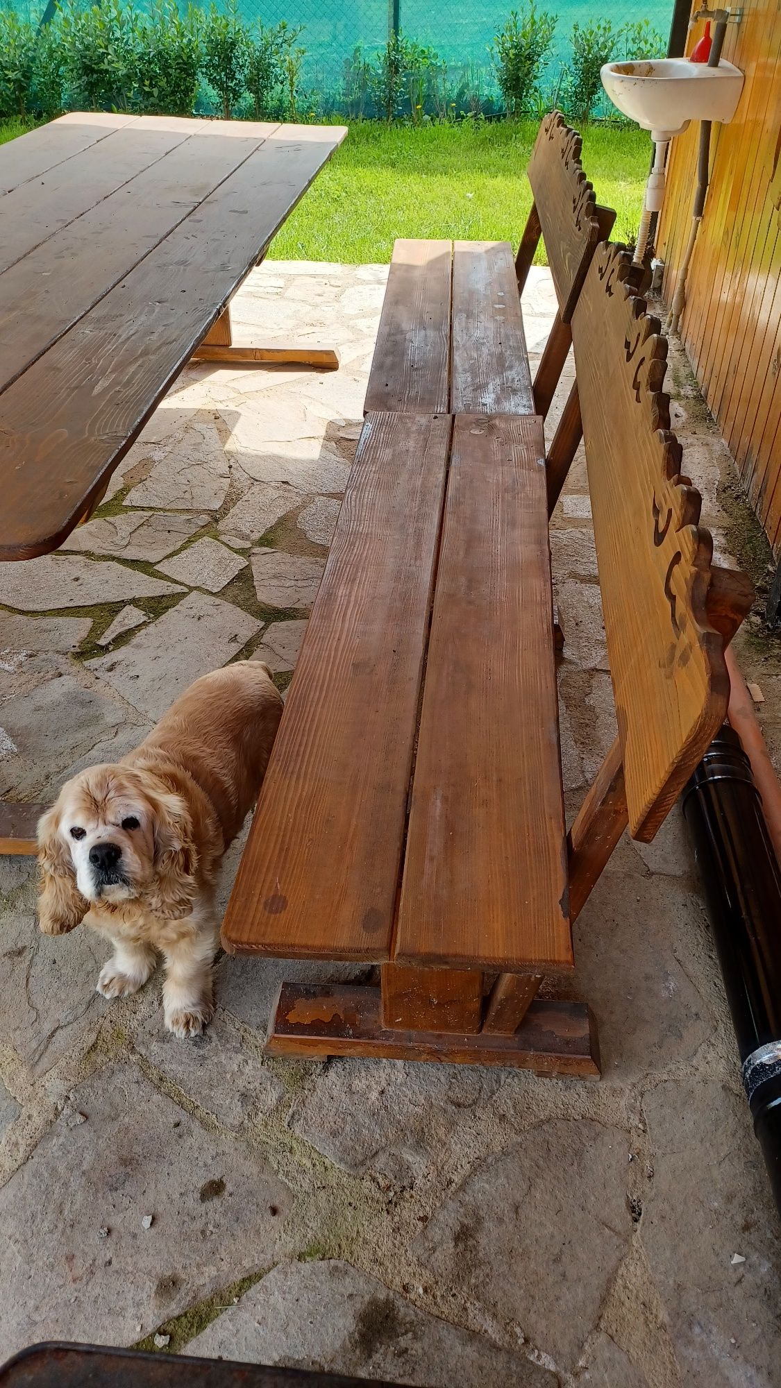 Дървена маса и пейки