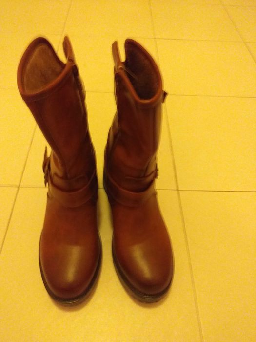 Нови ботуши кафяви на цвят,топли удобни.