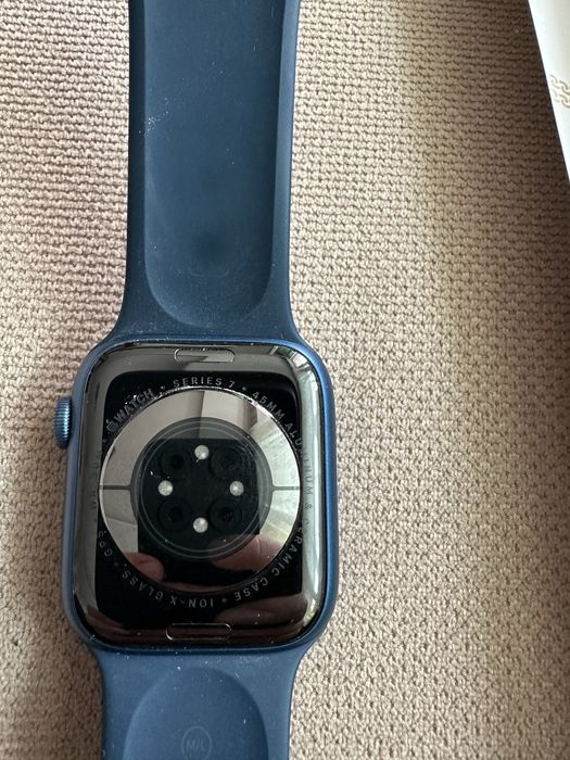 Продавам apple watch 7 45mm GPS син