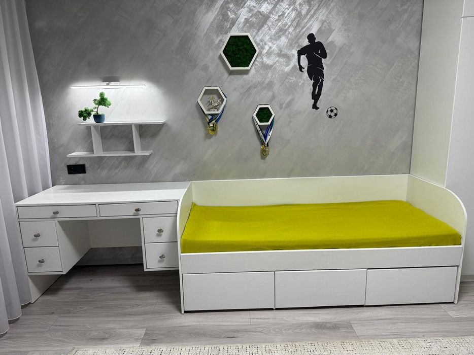 Продам стол и кровать