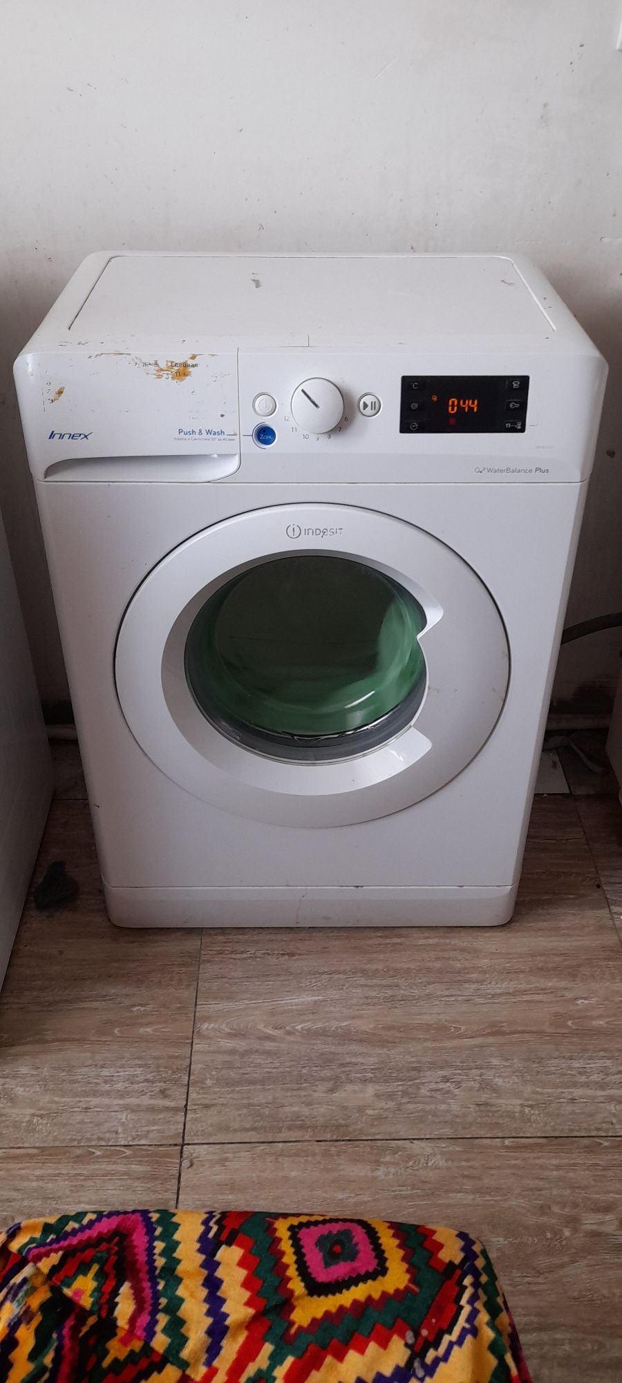 Oq  rangli  kirmoshina. Firma: INDESIT. Ishlatilgan, yangi kir moshina