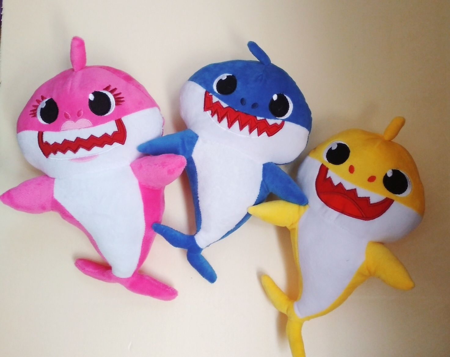 Акуленок туруру Baby shark мягкая игрушка с песенкой светящаяся