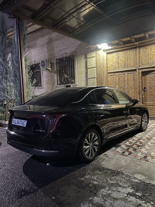 Hongqi E-QM5 Srochna  Sotiladi