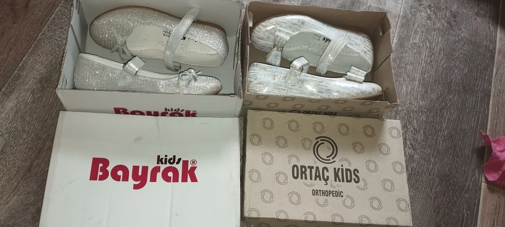 Две пары туфелек для девочки