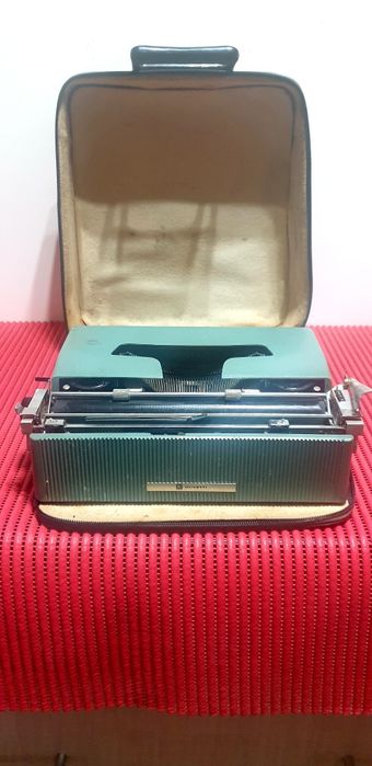 Mașină de scris OLIVETTI LETTERA 32