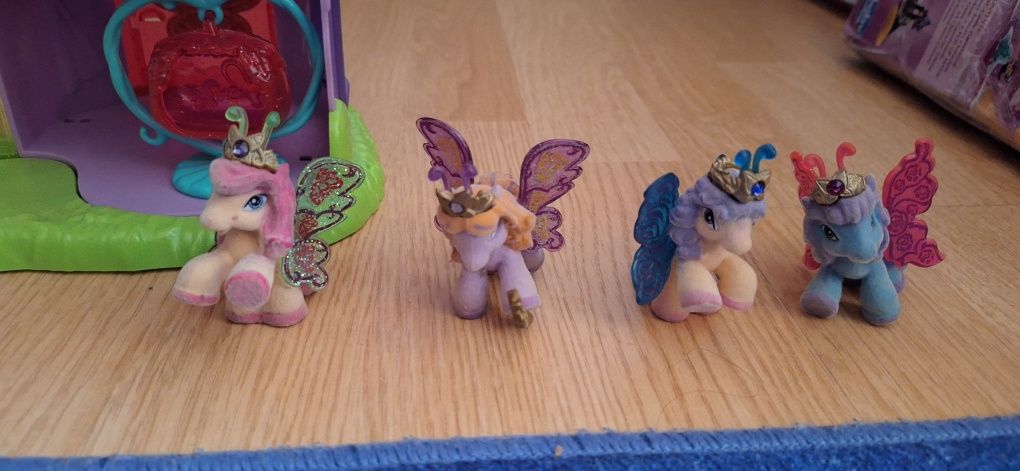 замък Цветна кула с аксесоари и 4 понита на Filly Butterfly.
