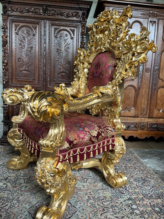 Красив масивен трон / стол