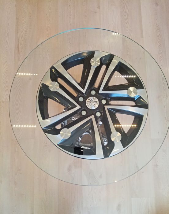 Елегантна стъклена маса