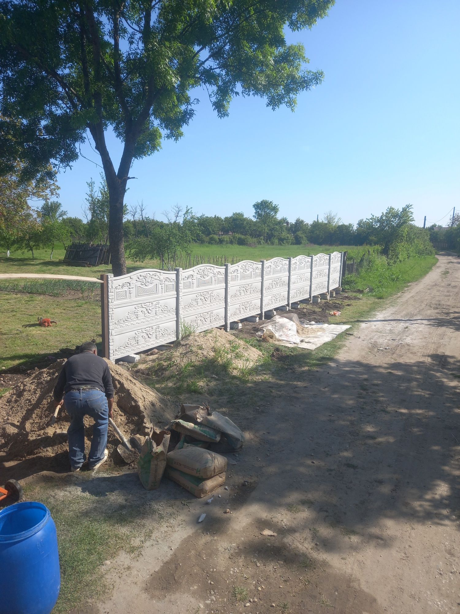 Gard din beton mai  diferite modele executam si cavouri locuri de veci