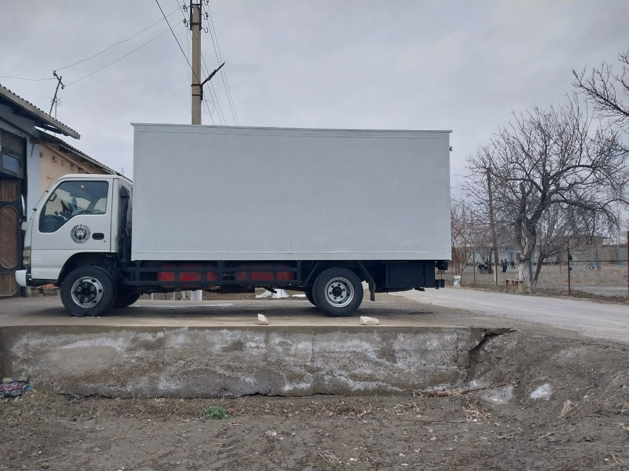 Srochna Isuzu yuk avtomobili sotiladi