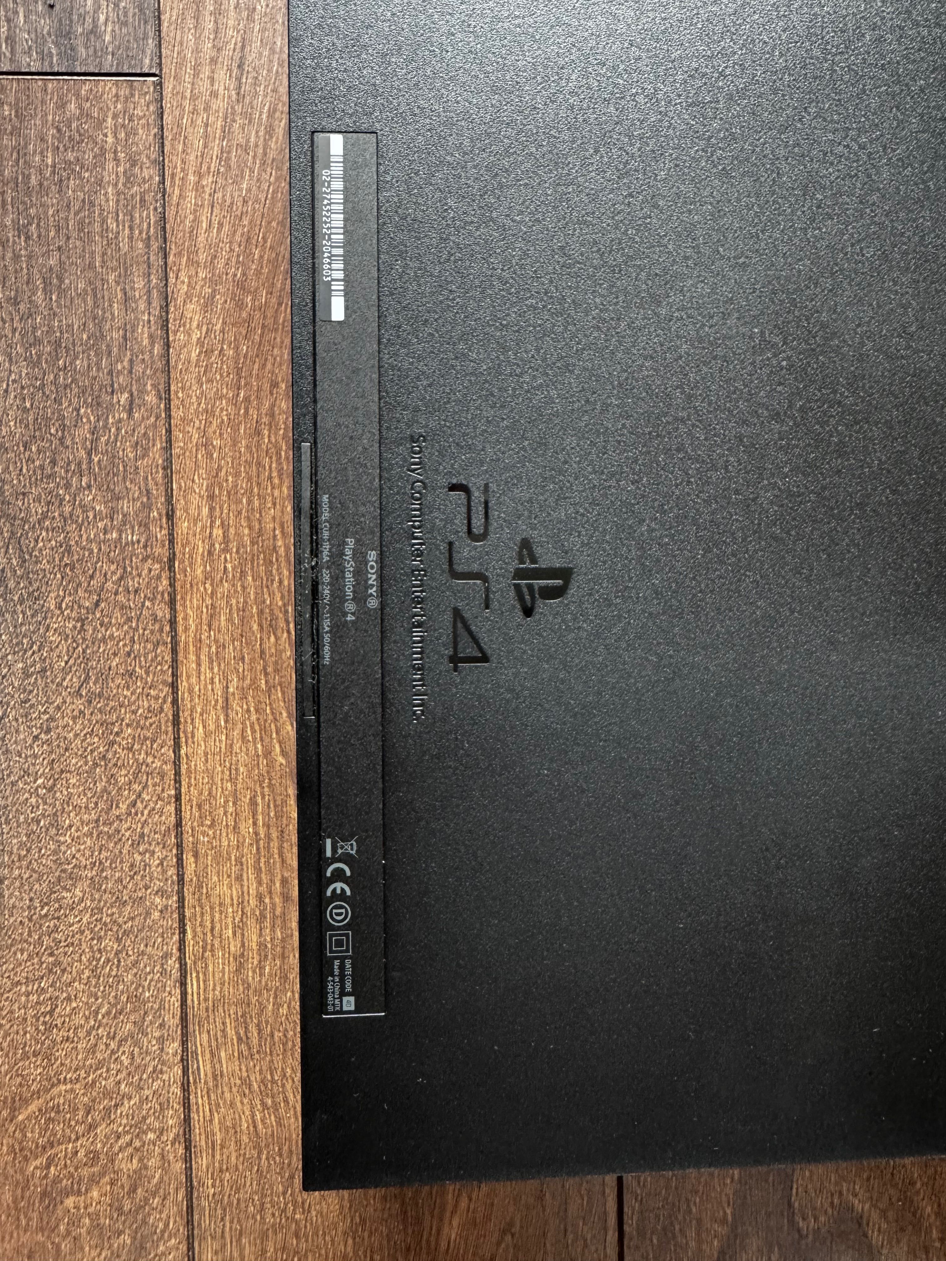 PS4 (1TB) комплект  + 2 джойстика + камера + 4 игри като подарък