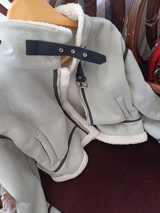 Сиво кожухче с каракул и ново яке бежаво Бершка