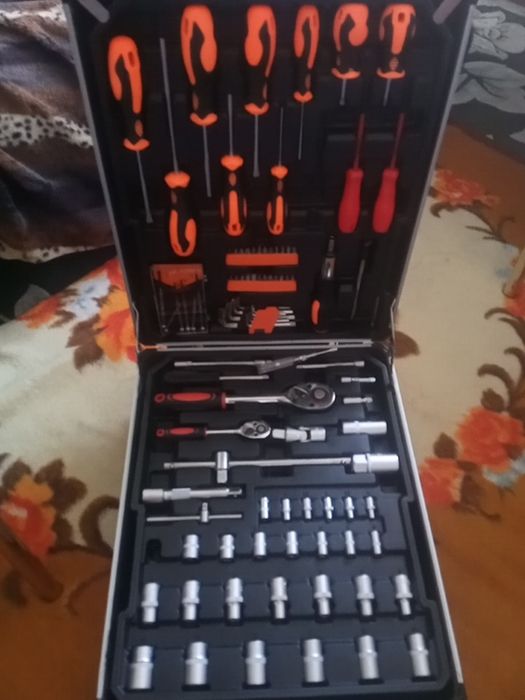 Продам чемодан ключей для работы мастеру за 50тысяч новый