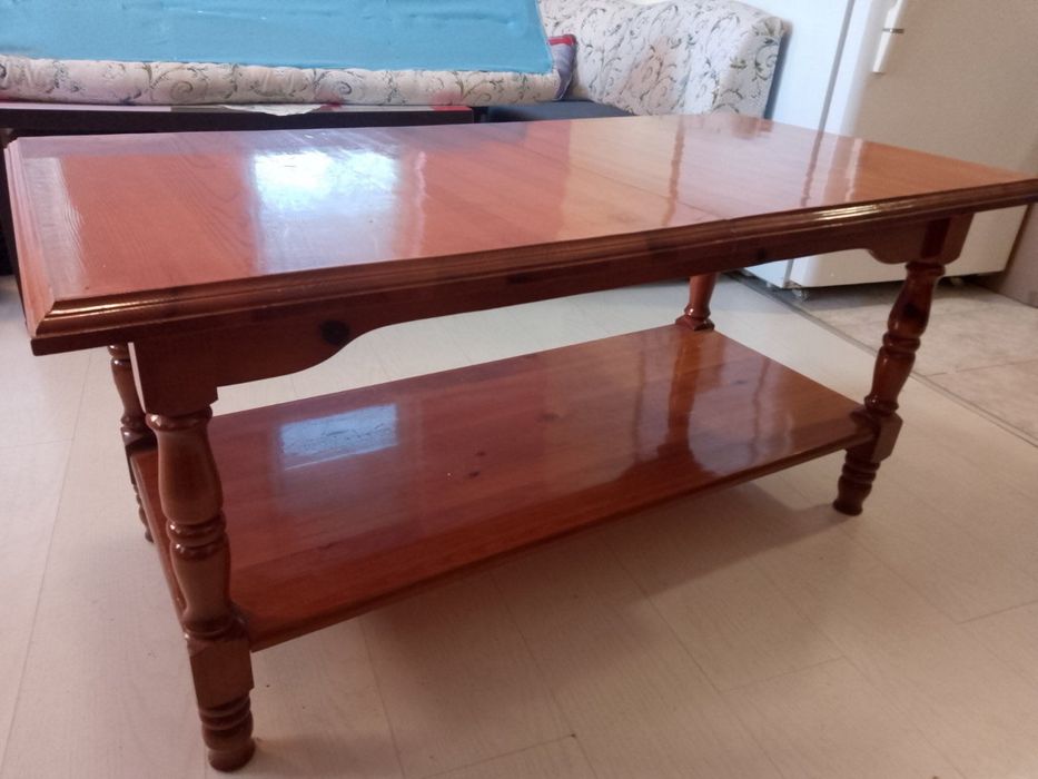 Дървена холна маса