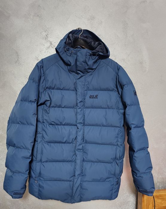 Vând geaca unisex JACK Wolfskin.  Mărimea L.
Defectul se poate vedea i