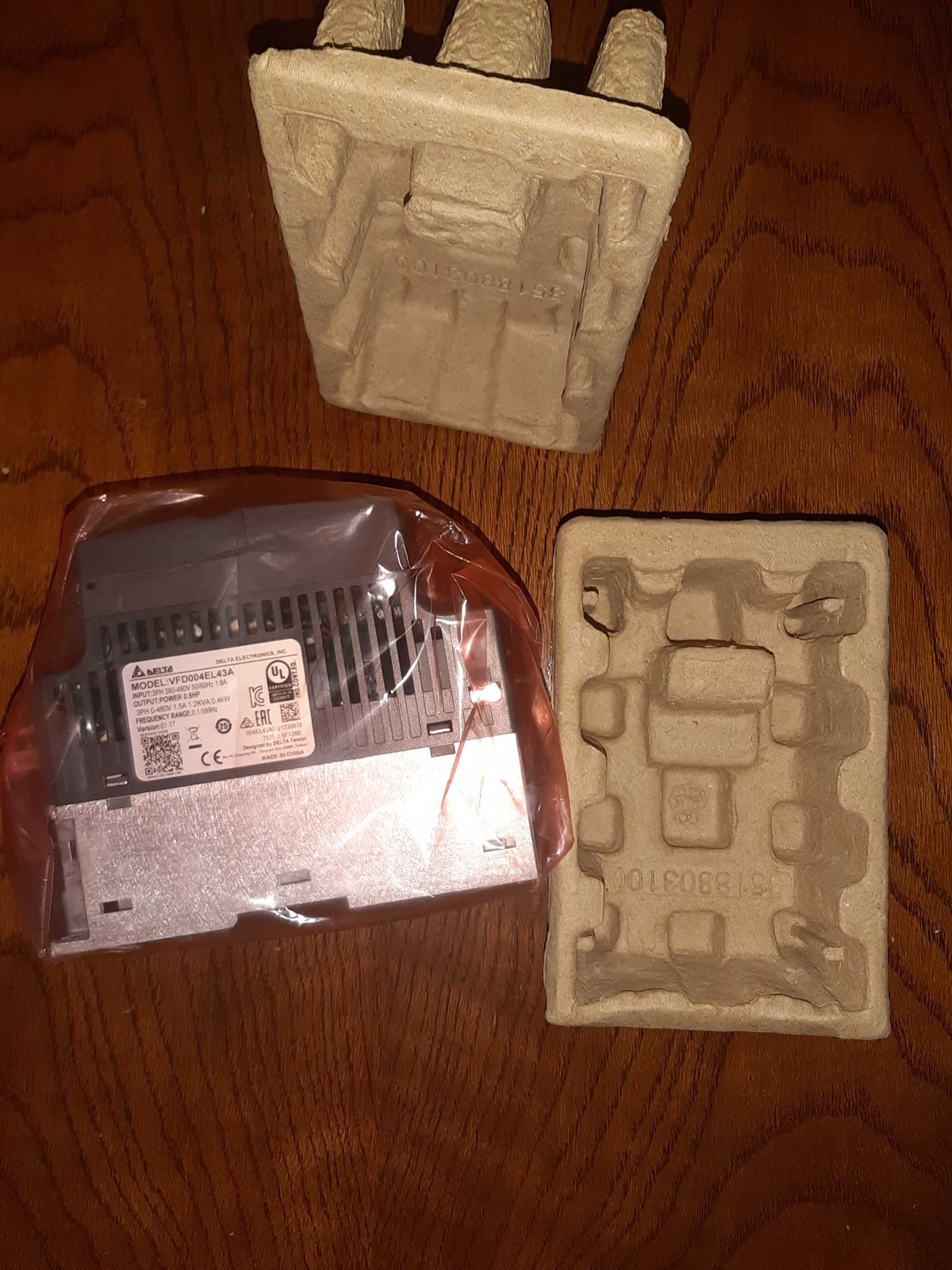 Convertizor invertor Delta VFD004EL43A trei faze 400watt
