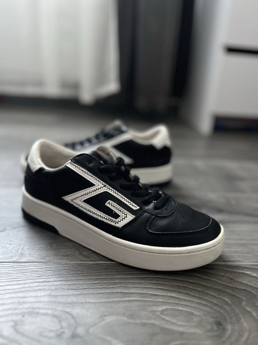 Vând adidași Guess