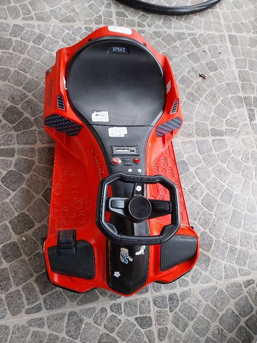 Kart electric cu muzică integrată și lumini colorate