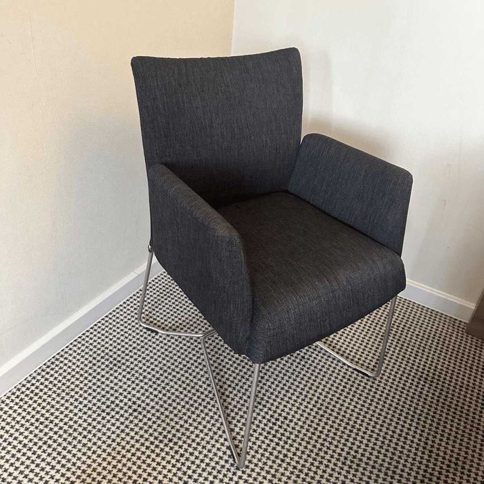 Scaun gri cu brațe, cadru metalic