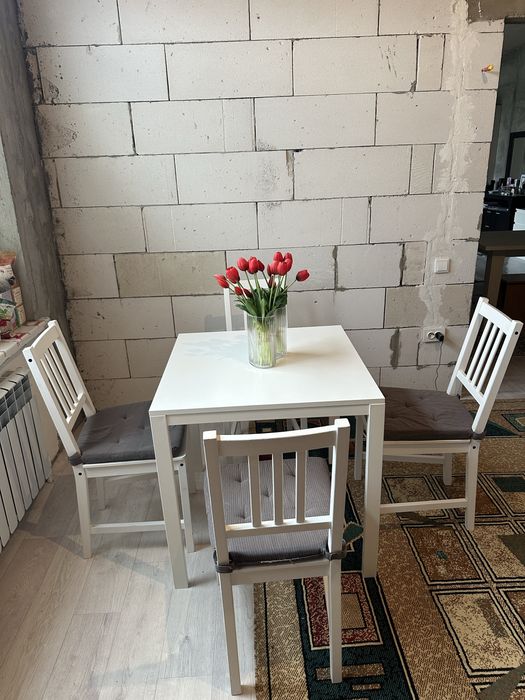 Срочно продается стол и стулья в отличном состояние!