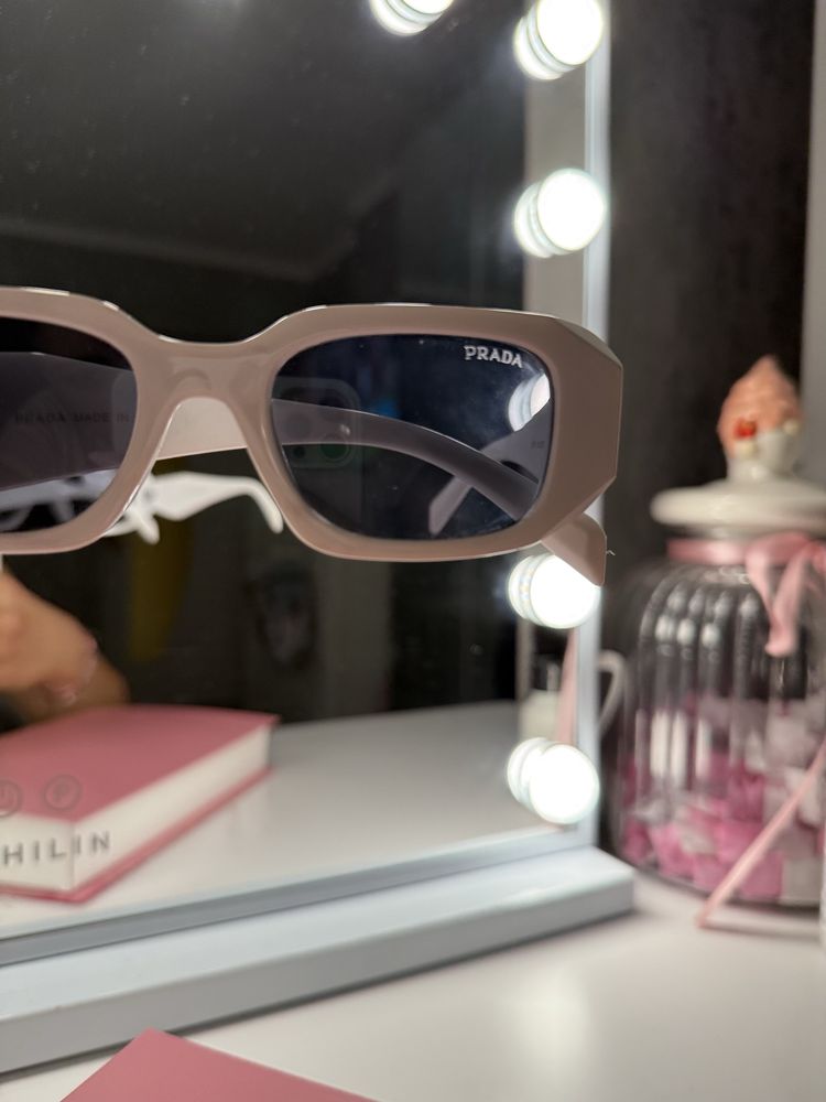 Prada очила.