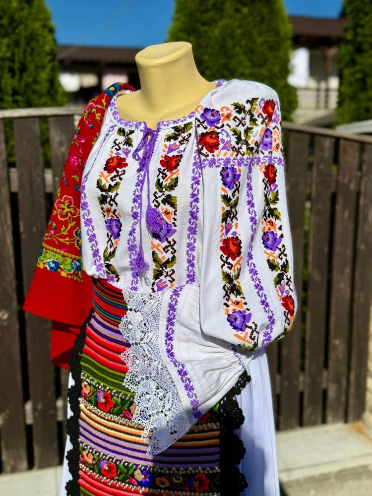 Costum popular românesc cusut manual – piesă unicat