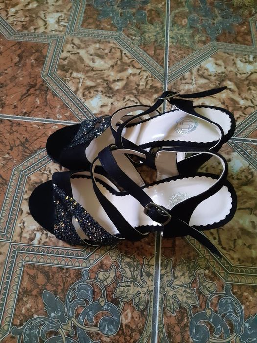 Vand sandale de ocazie speciale