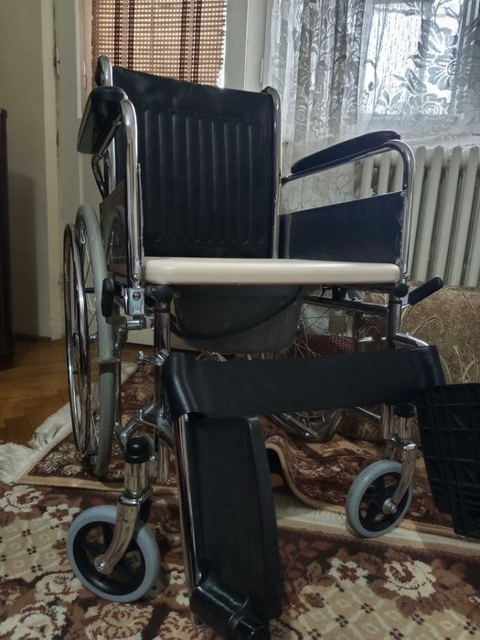 Scaun cu rotile si vas de toaleta